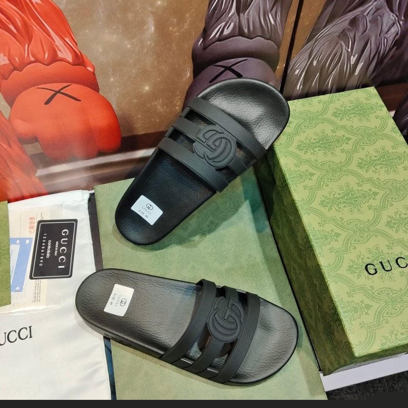 G*u*i slippers